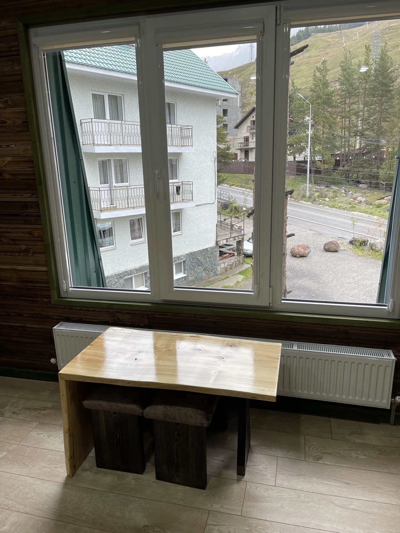 Комната отеля «Аламат» с деревянной отделкой